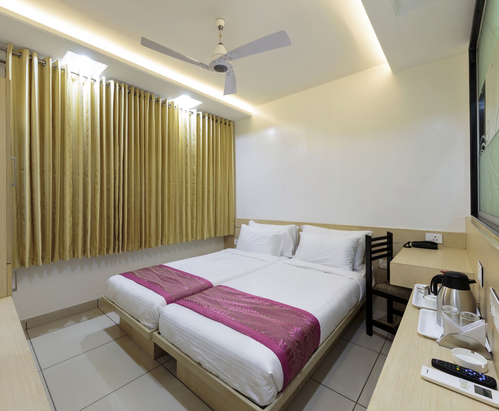 Hotel Radiant Kolhapur Dış mekan fotoğraf